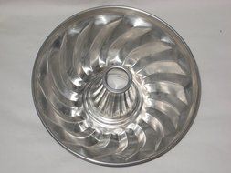 Vintage Heavy Aluminum 8 1/2 x 4 Inch Swirl Ring Bundt Cake Pan Jell-O Mold N2