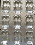 Wilton Bite-size Petite Bunnies Cake Pan Cookie Brownie Treat Mold ~ 9 Cavity