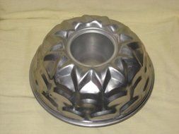 Vintage Aluminum Fluted Bundt Cake Baking Pan / Jell-o Mold - 10x5 Inch