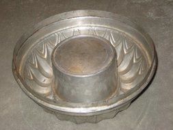 VINTAGE Kreamer 511 Heavy Tin 9x4 Inch Bundt Ring Cake Pan / Jell-O Mold