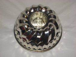 Vintage Kaiser Heavy Metal 8 1/2 x 4 1/2 Inch Bundt Cake Baking Pan / Jell-O Mold - West Germany