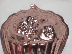 Vintage Coppertone Fruit &amp; Cornucopia 7 1/2 x 10 1/2 x 3 Inch Cake Pan / Jell-O Mold w/ Hanging Loop N3