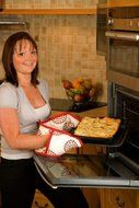 WellBake Square Cake/Lasagna Pan 9 Inch. Superior Quality Nonstick Silicone Bakeware + 10 Year Guarantee N5