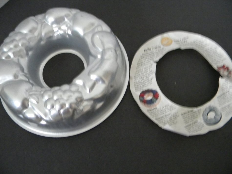 Wilton Della Robbia Wreath Cake Pan 2105-2018