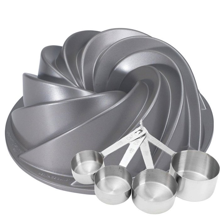 Heritage Bundt Pan with Bonus Measuring Cups