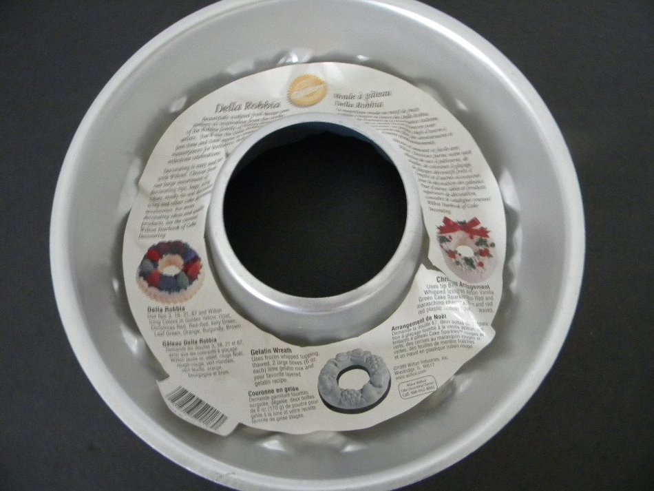 Wilton Della Robbia Wreath Cake Pan 2105-2018 N3