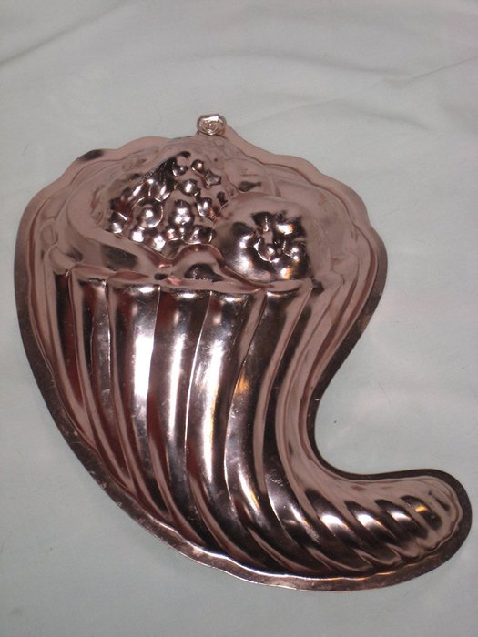 Vintage Coppertone Fruit & Cornucopia 7 1/2 x 10 1/2 x 3 Inch Cake Pan / Jell-O Mold w/ Hanging Loop N2