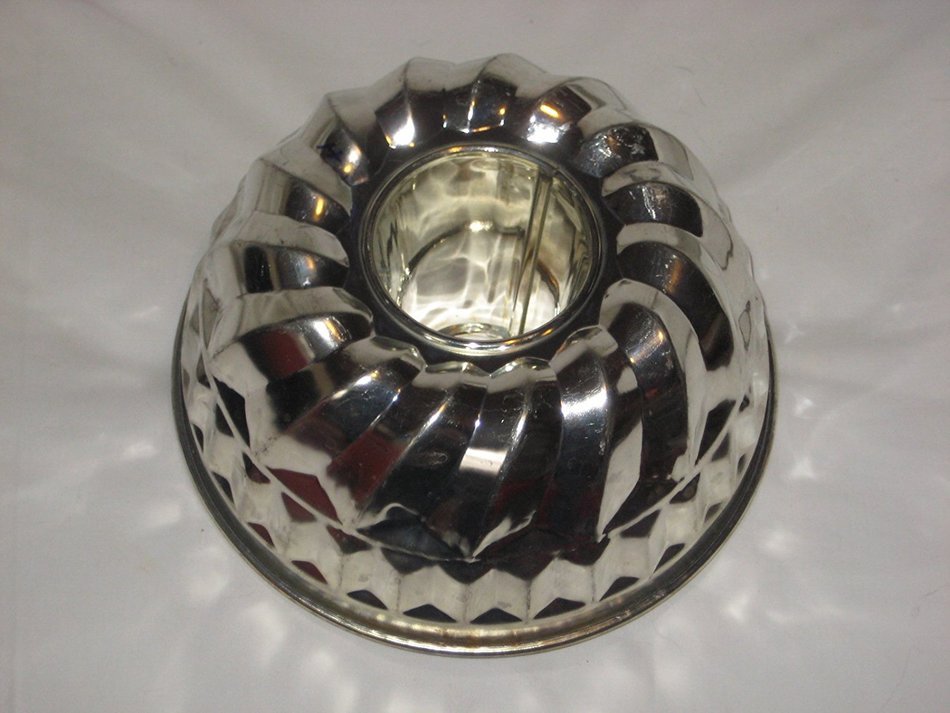 Vintage Kaiser Heavy Metal 8 1/2 x 4 1/2 Inch Bundt Cake Baking Pan / Jell-O Mold - West Germany