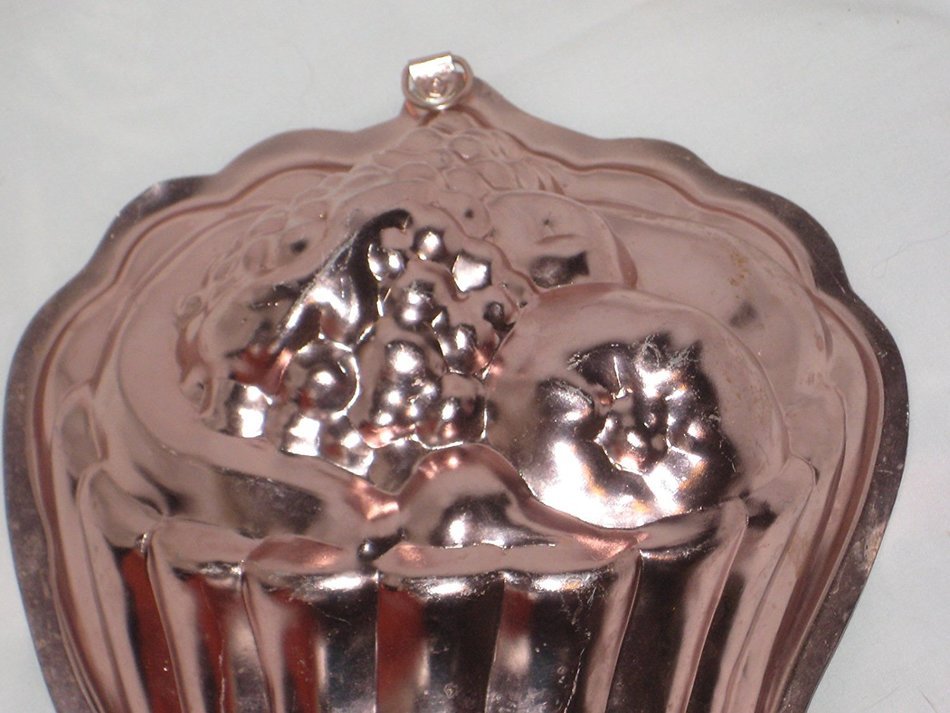 Vintage Coppertone Fruit & Cornucopia 7 1/2 x 10 1/2 x 3 Inch Cake Pan / Jell-O Mold w/ Hanging Loop N3