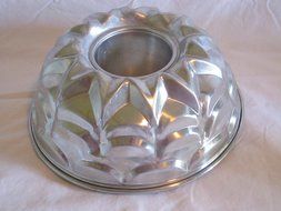 Vintage Aluminum Fluted Bundt Cake Baking Pan / Jell-o Mold - 10 x 3 1/2 Inch N2