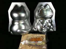 Wilton Garfield 3D Stand-Up Cake Pan Set (2105-3147)