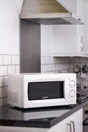 Igenix Jun11 20L White Manual Microwave S/Stl Cavity 800W N7