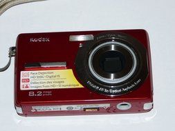 Kodak EasyShare MD863 8.2MP 3x Optical/5x Digital Zoom HD Camera (Red) N2