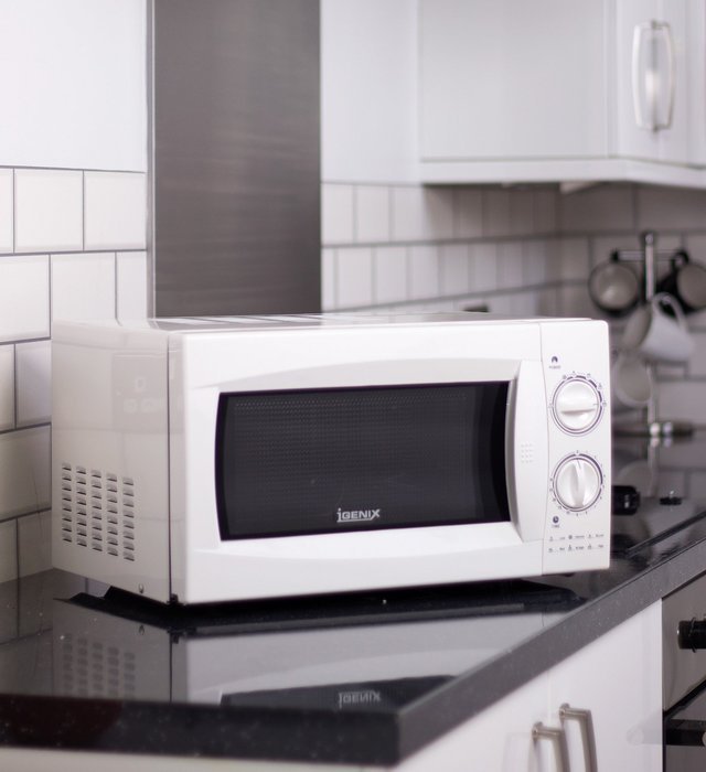Igenix Jun11 20L White Manual Microwave S/Stl Cavity 800W N4