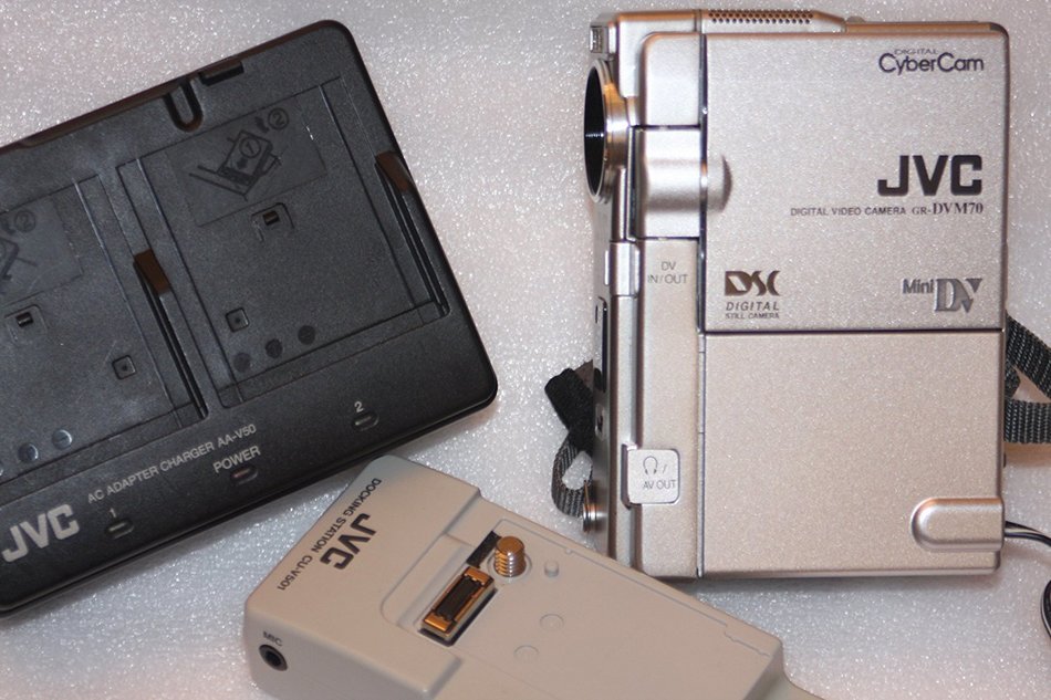 JVC GR-DVM70U Digital Cybercam Camcorder with Built-in Digital Still Mode N2