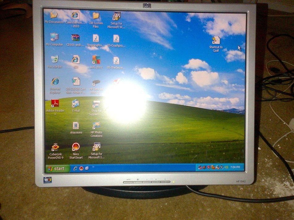 19" HP 1940 DVI Rotating LCD Monitor w/USB 2.0 Hub (Silver) - Rotates to Portrait or Landscape...