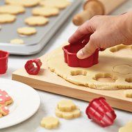 Cake Boss Decorating Tools 8-Piece Nylon Daisy Fondant and Cookie Cutter Set, Red N4