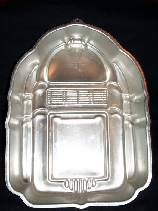 Wilton Rockin' Juke Box or Old Time Radio Cake Pan (502-1387, 1983) N3