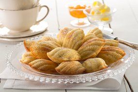 Lekue 9 Cavities Madeleines Multi Cavity Baking Mold, Red N2