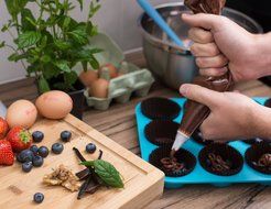 iShop - 12 Cup Silicone Muffin baking pan &amp; Cupcake baking tray, FDA approved, Easy To Clean, non stick, Oven... N3