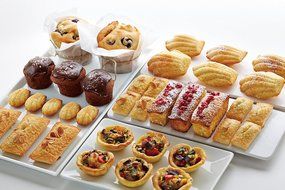Lekue 9 Cavities Madeleines Multi Cavity Baking Mold, Red N5