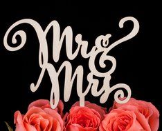 LOVENJOY Gift Box Pack Mr and Mrs Monogram Rustic Wood Wedding Engagement Cake Toppers Decoration (5.9-inch) N5