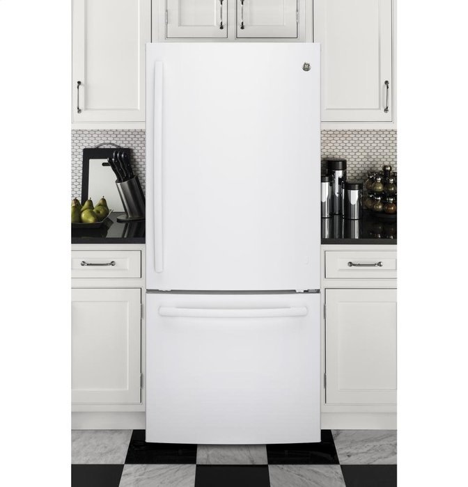 GE White Bottom Freezer Refrigerator N19