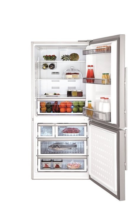 Blomberg BRFB1800SSIM Fridge with Bottom Freezer, Ice Maker, 18 Cubic Feet, Stainless Steel N2