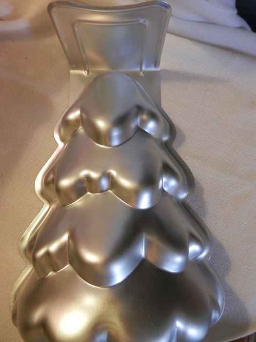 Wilton Holiday Tree Cake Pan, 502-1510 Cake Pan N2
