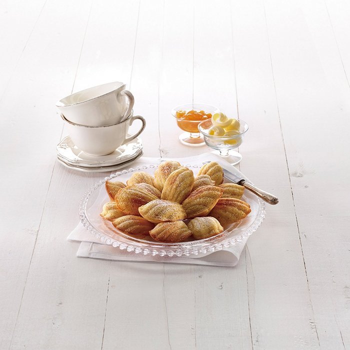 Lekue 9 Cavities Madeleines Multi Cavity Baking Mold, Red N3