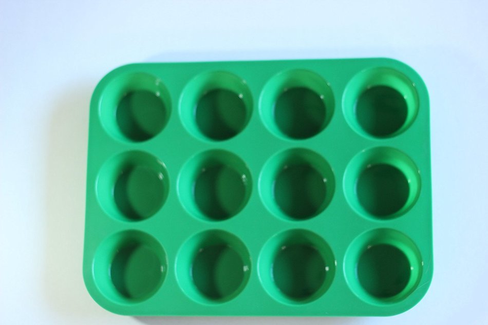 JerBearz Silicone Cupcake / Muffin Pan, 12 Cup, Green