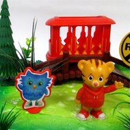 DANIEL TIGER&#039;S NEIGHBORHOOD 10 Piece Birthday CAKE Topper Set, Featuring Daniel Tiger, Katerina Kitty Cat and... N4