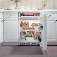 24&quot; Refrigerator / Freezer Color: Black, Hinge: Right