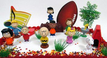 Charlie Brown PEANUTS 18 Piece Birthday CAKE Topper Set Featuring Charlie Brown, Lucy, Snoopy, Linus, Peppermint... N4
