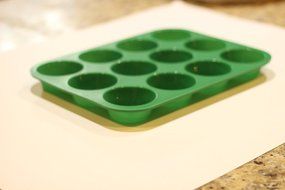 JerBearz Silicone Cupcake / Muffin Pan, 12 Cup, Green N2