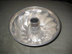 Vintage Metal 8 1/2 x 4 Inch Swirl Ring Bundt Jell-o Mold Cake Baking Pan