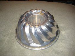 Vintage Metal 8 1/2 x 4 Inch Swirl Ring Bundt Jell-o Mold Cake Baking Pan N2