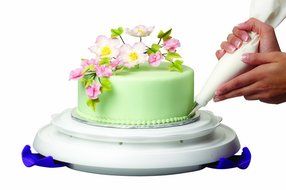Wilton Decorate Smart Ultimate Trim-N-Turn Cake Caddy N5
