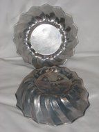 Set of 2 - Vintage 7 1/2 x 3" Light Weight Aluminum Cake Pan Molds N2