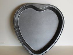 Golden Bakeware 9.5 x 1.75 Heart Cake Pan - Non Stick