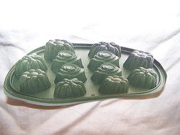 Pampered Chef Silicone Bakeware Floral Cupcake Pan