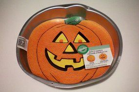 Wilton Jack-O-Lantern Pumpkin Cake Pan w/ Insert and Directions -- as shown