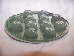 Pampered Chef Silicone Bakeware Floral Cupcake Pan N2