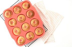 Large Full Size Donut Pan, Silicone Bagel Mold, 12 Non Stick Professional Grade Doughnut Cavity Baking Made Easy... N5