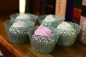 BETOP HOUSE Vine Lace 50-Piece Cupcake Wrappers, Purple N8