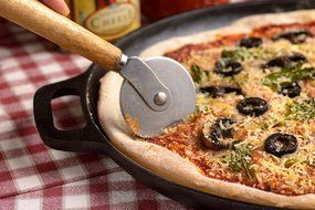 California Home Goods Cast Iron Pizza Pan, 14-inch, Pre-Seasoned Round Oven Griddle N3