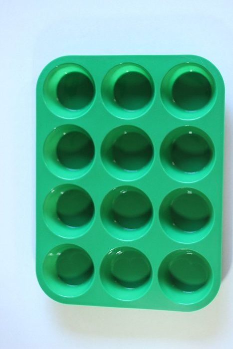 JerBearz Silicone Cupcake / Muffin Pan, 12 Cup, Green N3