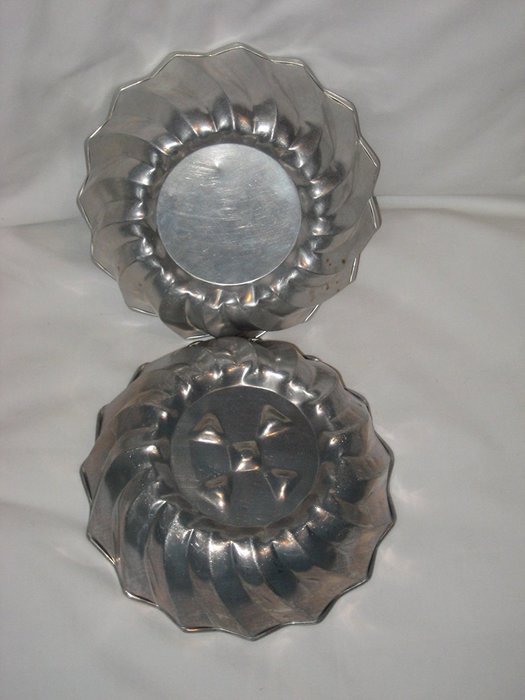 Set of 2 - Vintage 7 1/2 x 3" Light Weight Aluminum Cake Pan Molds