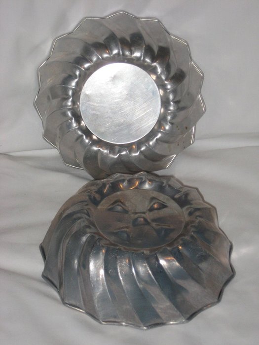 Set of 2 - Vintage 7 1/2 x 3" Light Weight Aluminum Cake Pan Molds N2