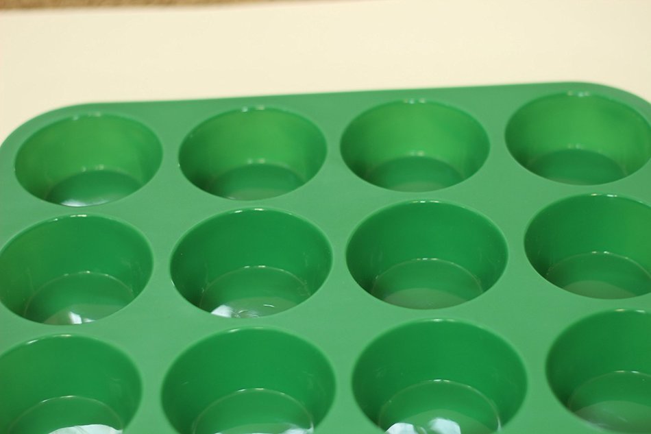 JerBearz Silicone Cupcake / Muffin Pan, 12 Cup, Green N5